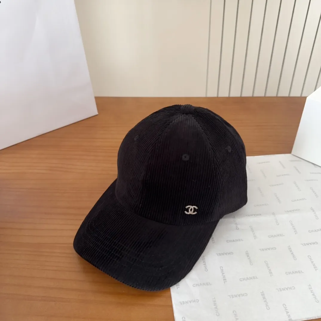 💰70 Chanel new autumn corduroy baseball cap🧢 The colors of the small label are really eye-catching. The soft top design of the entire hat fits perfectly on the head and is very comfortable. The color and texture are relatively retro and very versatile. Highly recommended. A must-have item for everyone✔️✔️
