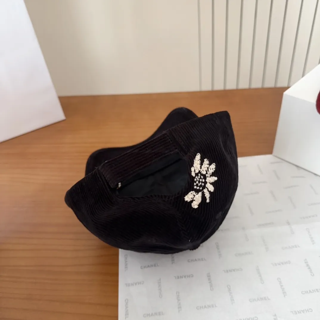 💰70 Chanel new autumn corduroy baseball cap🧢 The colors of the small label are really eye-catching. The soft top design of the entire hat fits perfectly on the head and is very comfortable. The color and texture are relatively retro and very versatile. Highly recommended. A must-have item for everyone✔️✔️