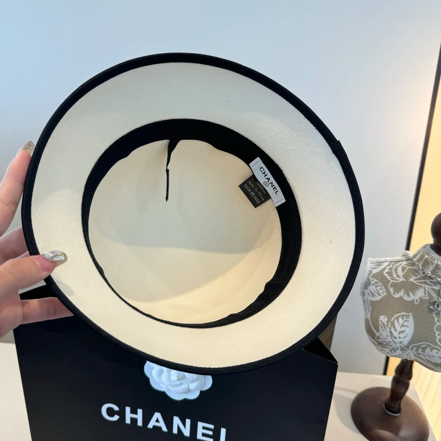 💰190¥ White Chanel basin hat, 100% wool fabric 🦙%, head circumference 57cm
