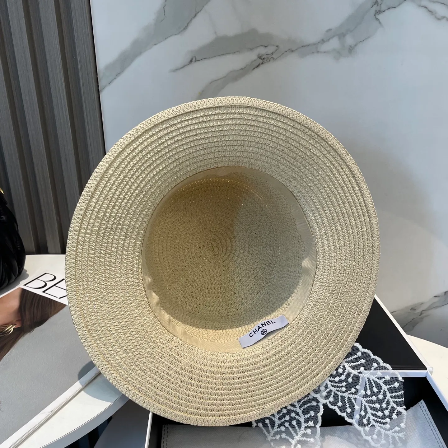 P70 CHANEL2025 new straw hat, advanced customization, lady style, attention to detail, sun protection and UV protection in summer, a must-have for travel, versatile and good-looking