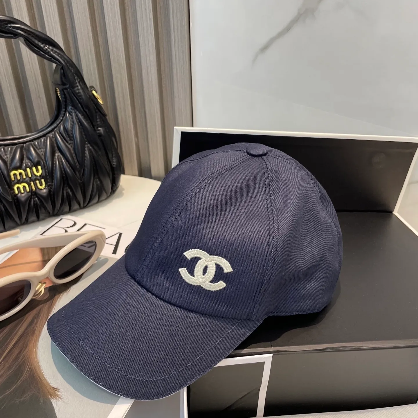 P90 Chanel counter new original embroidered baseball cap, 1:1 mold customization, three-dimensional embroidery, exquisite and flawless! 100% pure cotton fabric, original factory quality, exclusive physical photography.
