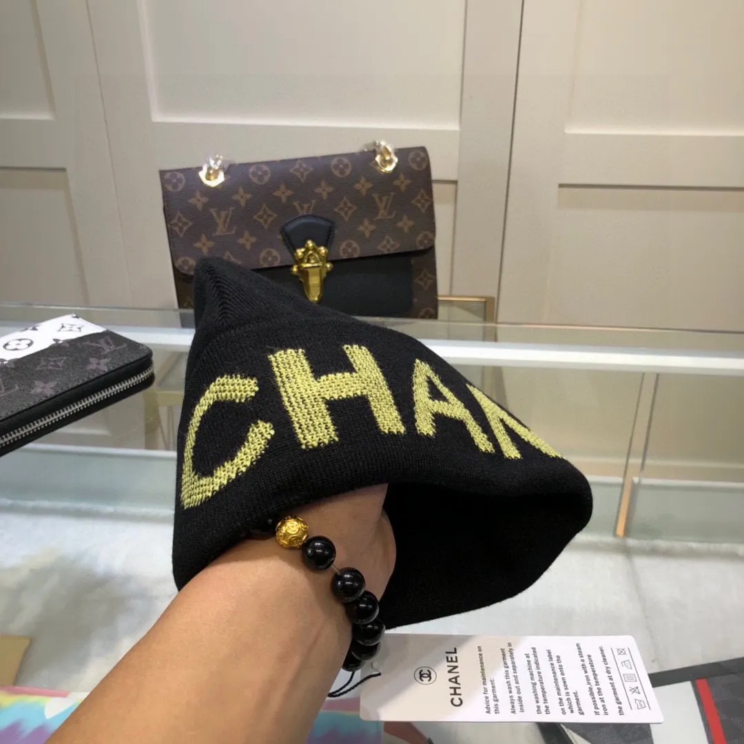 P50 Chanel CHANEL is sure to be of genuine quality. The only matching details on the market are double-layered cashmere wool knitted hats. Xiaohongshu recommends that the official website purchase price is 4980 per hat. The quality is outstanding. The matching of the big logo in autumn and winter is really perfect, and the design style is even more elegant! Order quickly