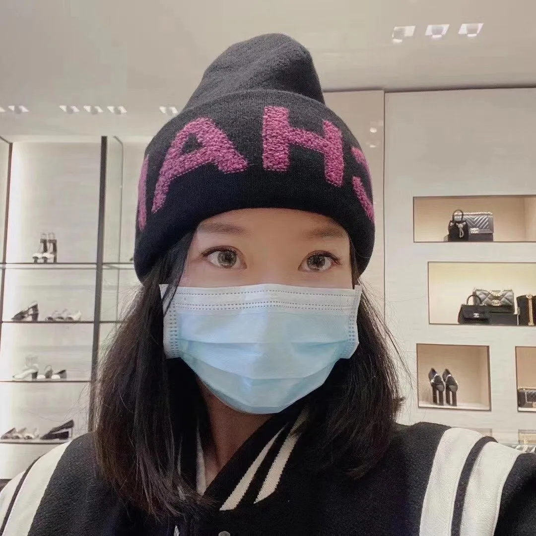 P54 is the same model as Song Qian, a Chanel double-layer cashmere wool knitted hat. The official website purchase price is 4980 per hat. The quality is outstanding. The matching of the big logo in autumn and winter is really perfect, and the design style is even more elegant! Order quickly