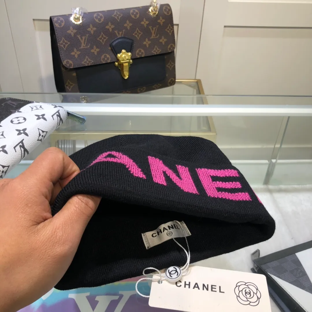 P54 is the same model as Song Qian, a Chanel double-layer cashmere wool knitted hat. The official website purchase price is 4980 per hat. The quality is outstanding. The matching of the big logo in autumn and winter is really perfect, and the design style is even more elegant! Order quickly