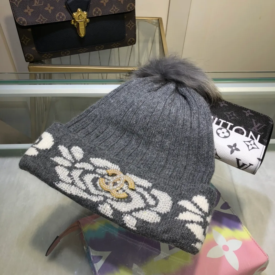 P110 comes with dust bag. CHANEL🎩cashmere wool quality knitted hat, real fox ball with fine diamond hardware, high fashion, good quality, high-end atmosphere, super soft! Super hot💖The texture is great and it’s great to match when out on the street! Fashion trends! A must-have item for autumn and winter, get it now!