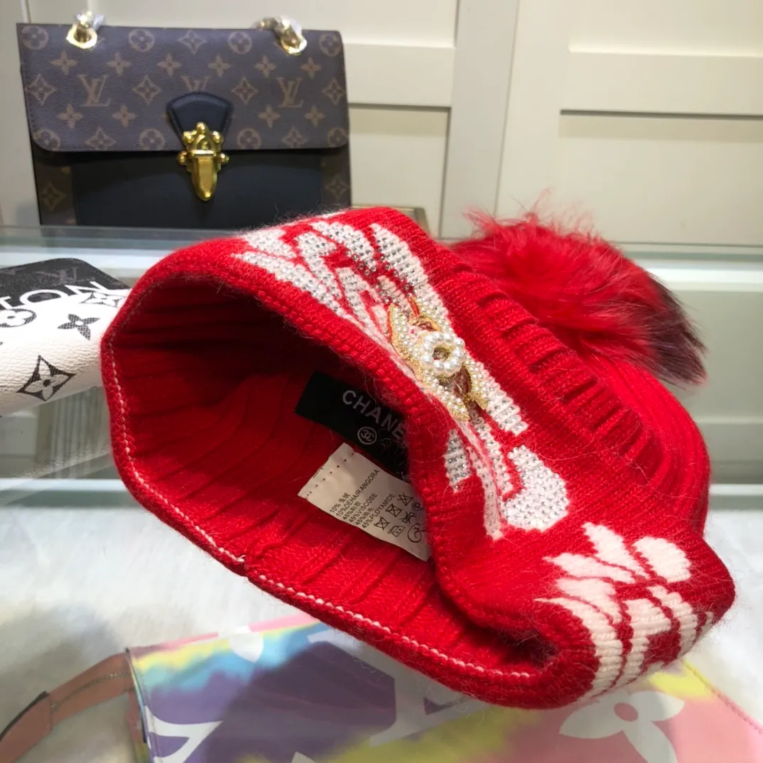 P110 comes with dust bag. CHANEL🎩cashmere wool quality knitted hat, real fox ball with fine diamond hardware, high fashion, good quality, high-end atmosphere, super soft! Super hot💖The texture is great and it’s great to match when out on the street! Fashion trends! A must-have item for autumn and winter, get it now!