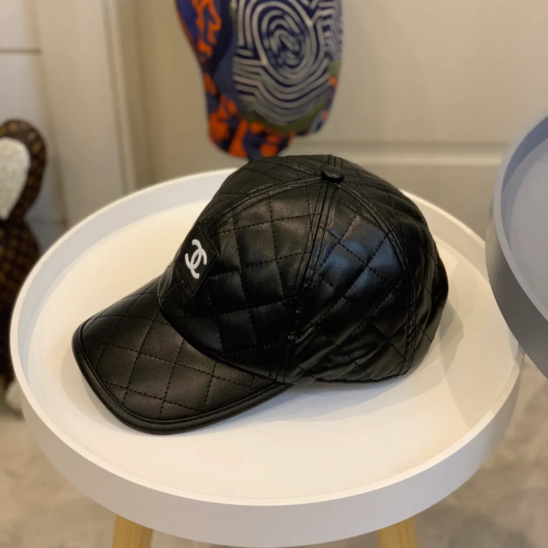 P80 CHANEL Chanel autumn and winter baseball cap, the hat design is invincible, super beautiful! Fashion blogger series, four-season style, concave shape and sun protection! Material: 100% pU Head circumference: 57cm