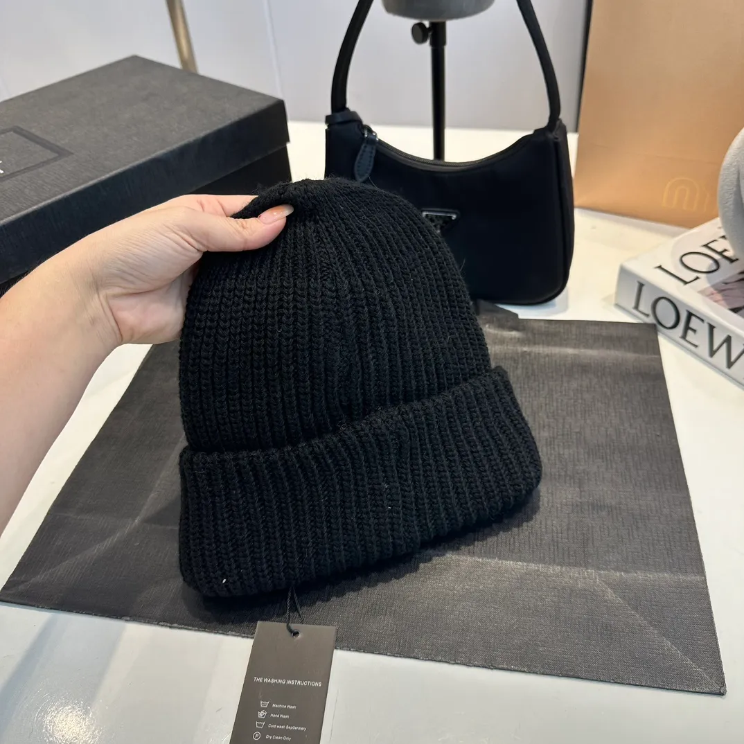 P60 Chanel Chanel's new autumn and winter woolen hat is the same for men and women. It contains 70% wool fabric and has complete internal labels.  The latest technology, one-piece molding, is super beautiful. The autumn and winter wool knitted beanie feels good to the touch ~ the color is super white ~ and it has a great atmosphere when taking photos, and it is very versatile ~