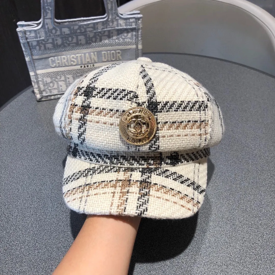 P160 CHANEL Chanel 20 autumn and winter new style, the most plaid design octagonal hat, the quality is superb, the shape of the hat is more elegant, this season's hot style!
