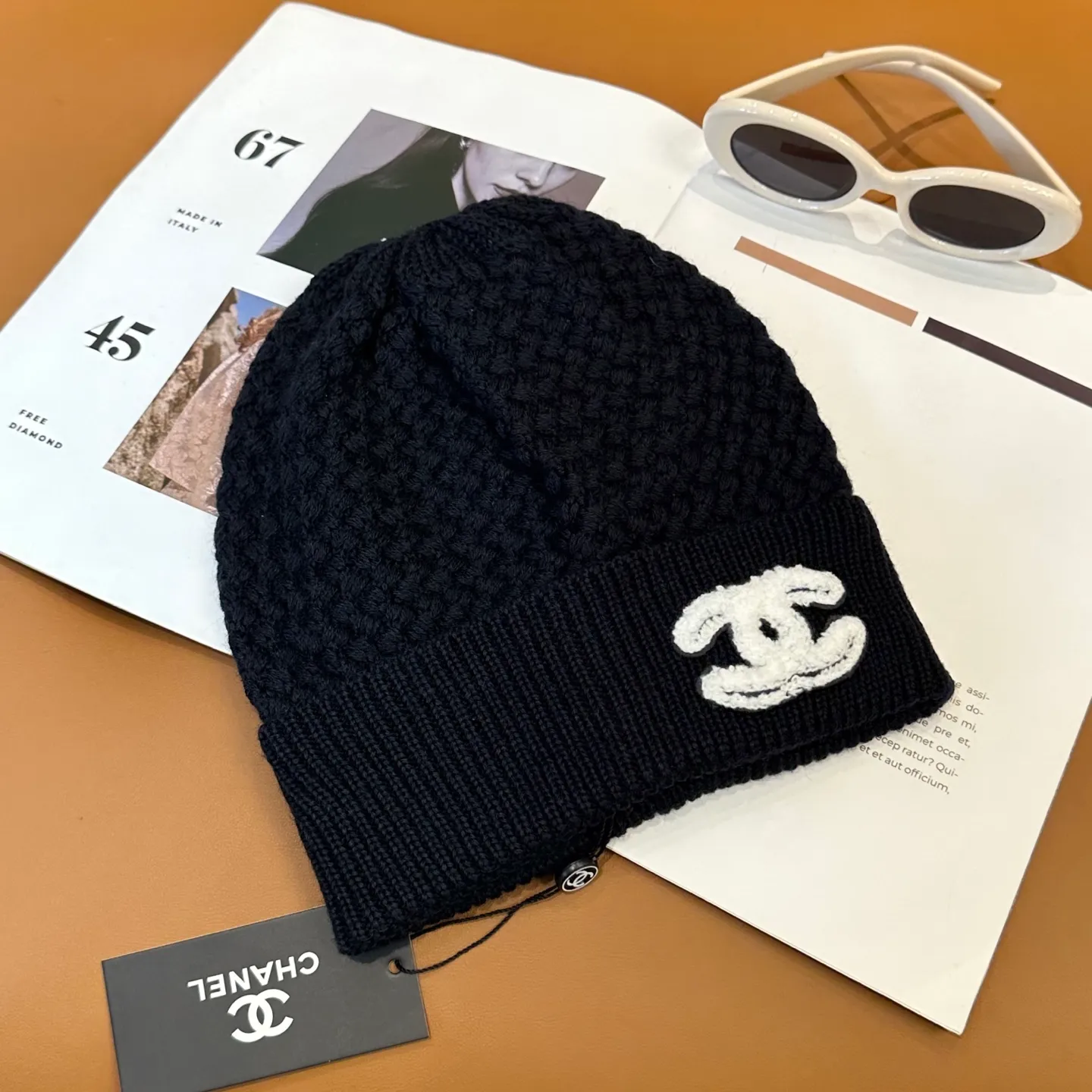 P70 Chanel official website quality Chanel autumn and winter fashion blogger recommended knitted hat, which hides a quiet sense of luxury. Every line is neat and generous, simple but not simple, generous and stylish. Every detail shows high-end taste, and the sense of fashion becomes more and more intriguing in the restraint.