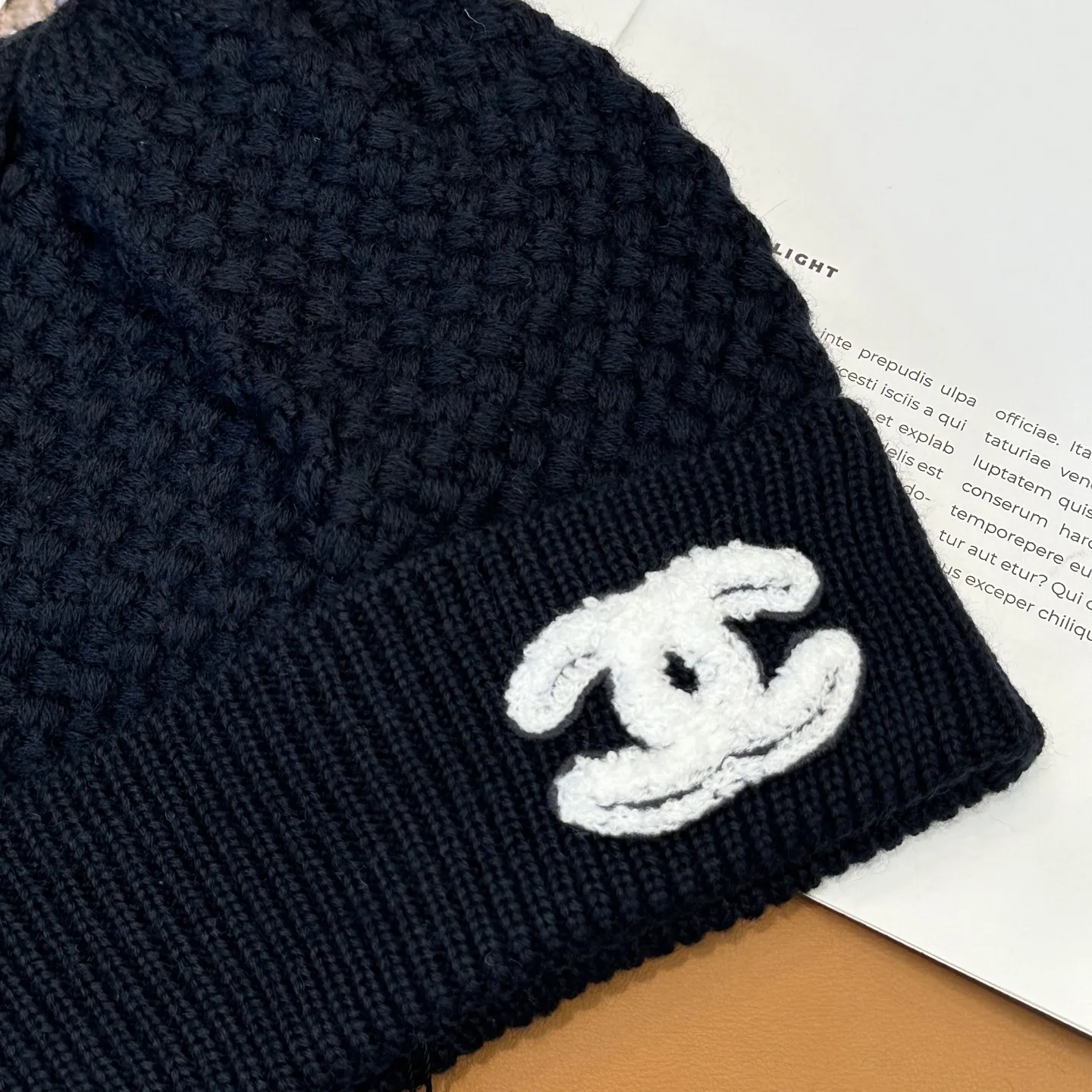 P70 Chanel official website quality Chanel autumn and winter fashion blogger recommended knitted hat, which hides a quiet sense of luxury. Every line is neat and generous, simple but not simple, generous and stylish. Every detail shows high-end taste, and the sense of fashion becomes more and more intriguing in the restraint.