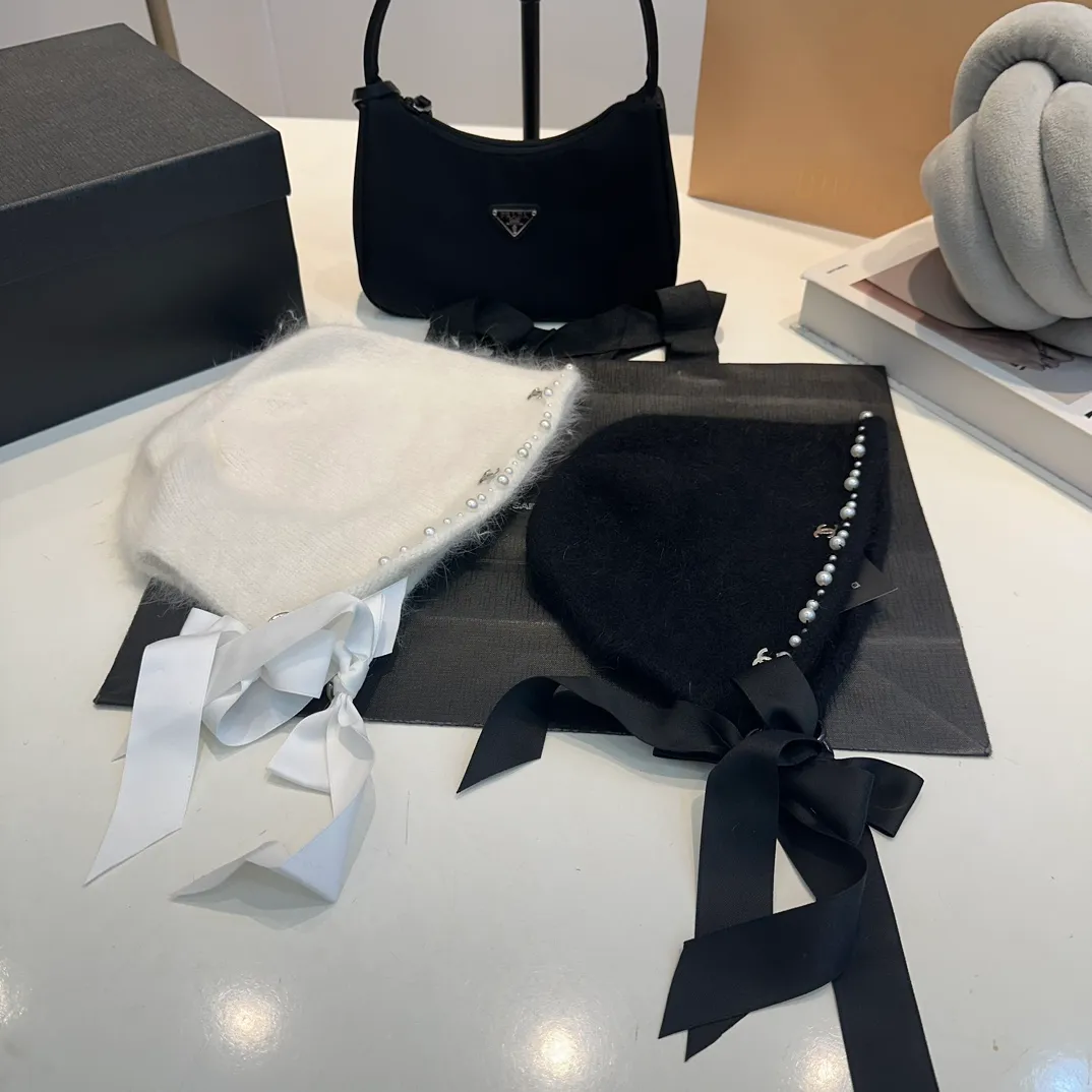 P110 CHANEL Autumn and Winter Angora Rabbit Wool Knitted Thick Cuffed Beanie. The year-end heavy-duty high-looking fairy knitted hat, super fairy angora rabbit wool, the color is very sweet, very versatile, not picky, and feels extremely soft and waxy. Highly elastic rabbit wool does not deform.
