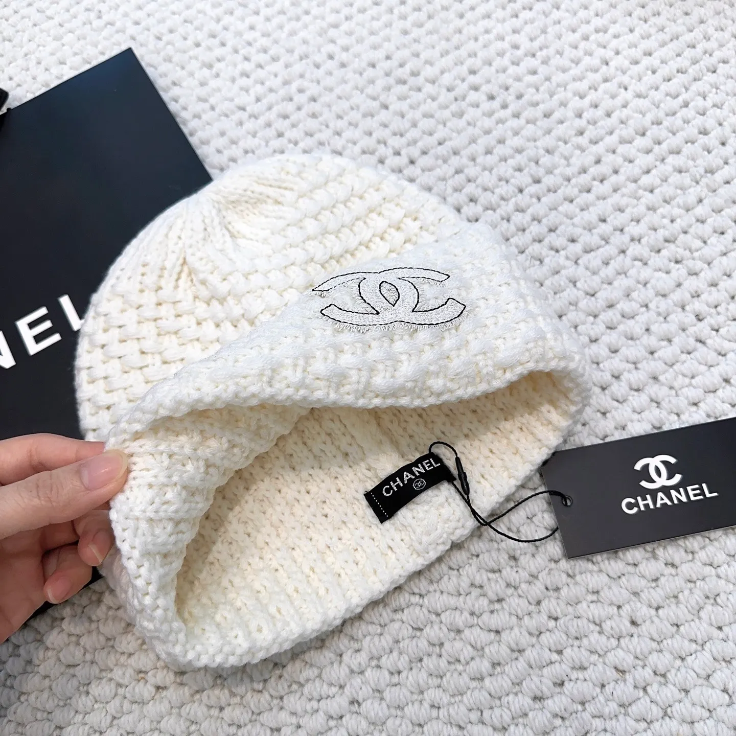 P70 Chanel official website quality Chanel autumn and winter woolen hat recommended by Internet celebrity fashion bloggers, Xiaohongshu's popular style, super soft and comfortable knitted hat with excellent elasticity!