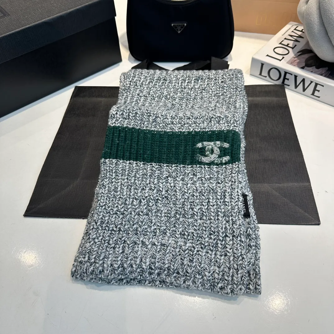 P170 CHANEL official website new classic suit hat! Hat ➕Scarf! It feels great in hand! It’s warm and super comfortable. This winter, all you need is a hat set like this. It’s warm and fashionable! Welcome to choose!!