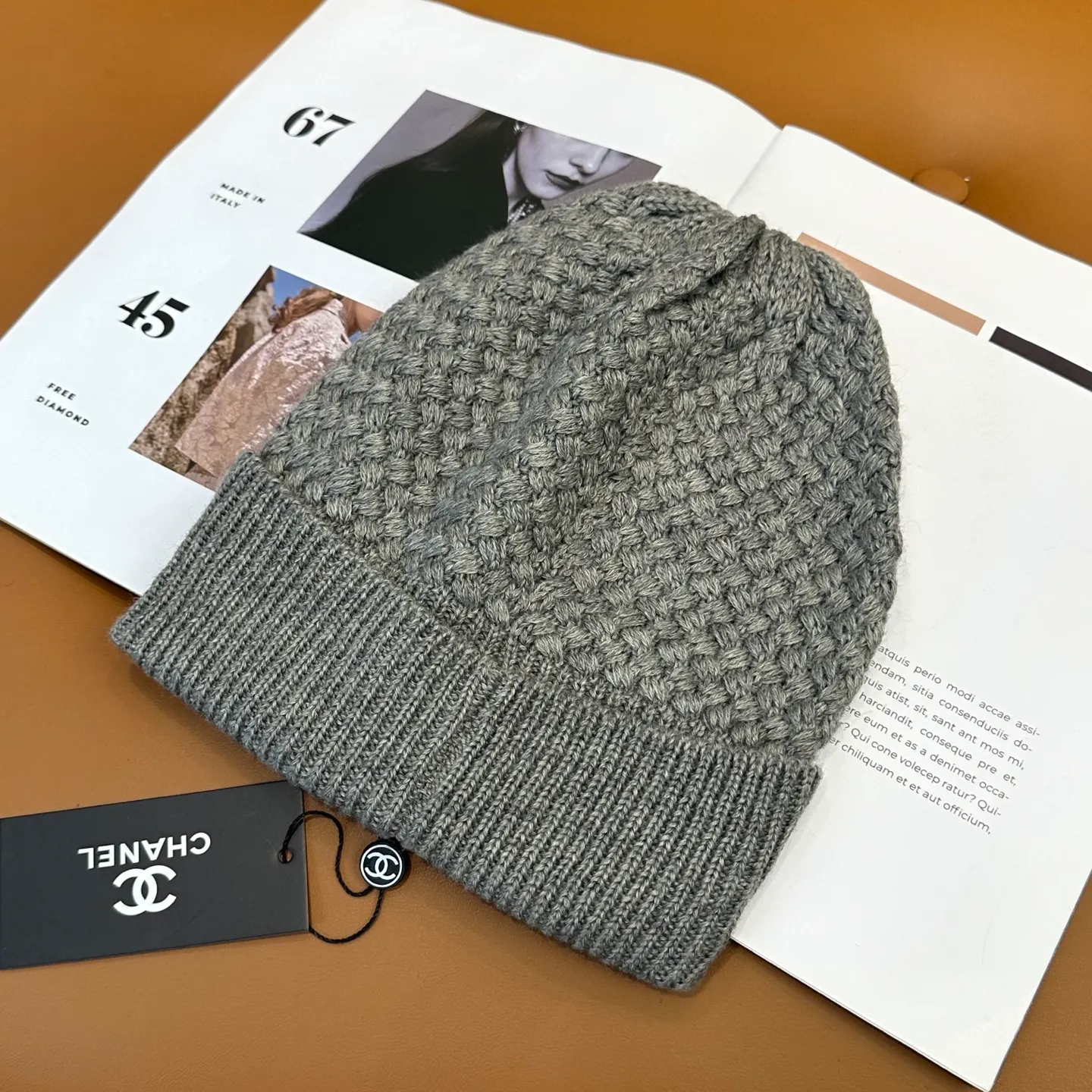 P70 Chanel official website quality Chanel autumn and winter fashion blogger recommended knitted hat, which hides a quiet sense of luxury. Every line is neat and generous, simple but not simple, generous and stylish. Every detail shows high-end taste, and the sense of fashion becomes more and more intriguing in the restraint.