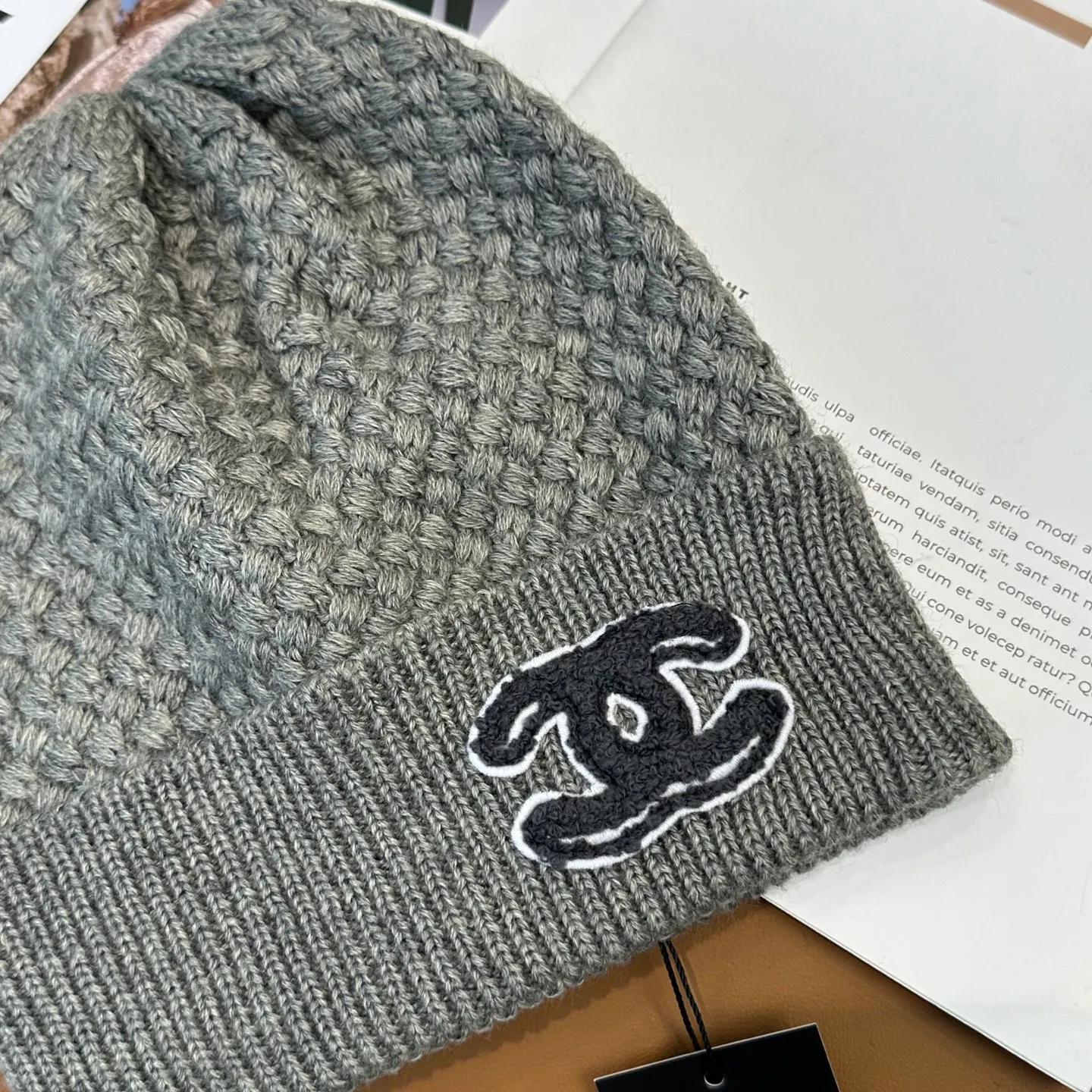 P70 Chanel official website quality Chanel autumn and winter fashion blogger recommended knitted hat, which hides a quiet sense of luxury. Every line is neat and generous, simple but not simple, generous and stylish. Every detail shows high-end taste, and the sense of fashion becomes more and more intriguing in the restraint.