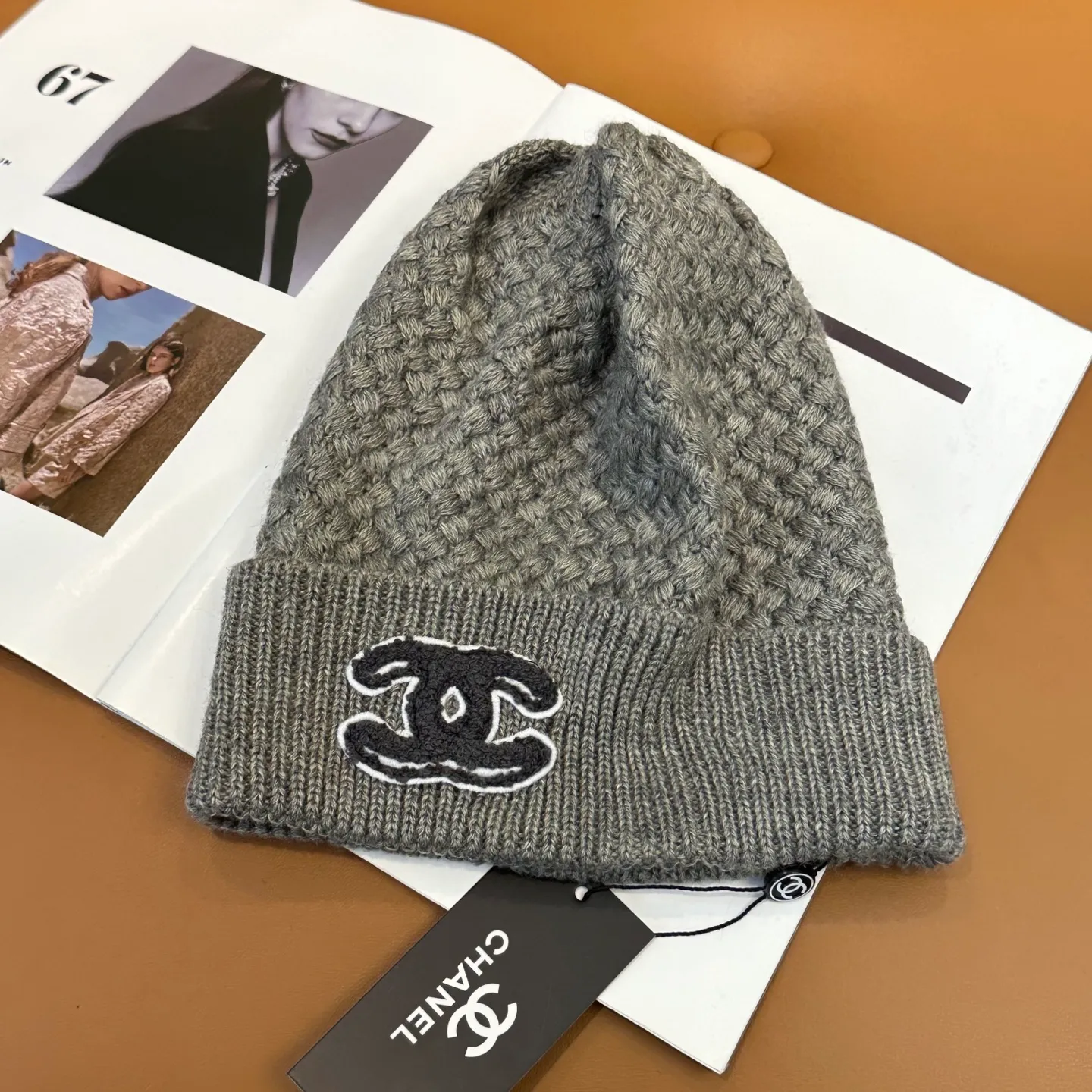 P70 Chanel official website quality Chanel autumn and winter fashion blogger recommended knitted hat, which hides a quiet sense of luxury. Every line is neat and generous, simple but not simple, generous and stylish. Every detail shows high-end taste, and the sense of fashion becomes more and more intriguing in the restraint.