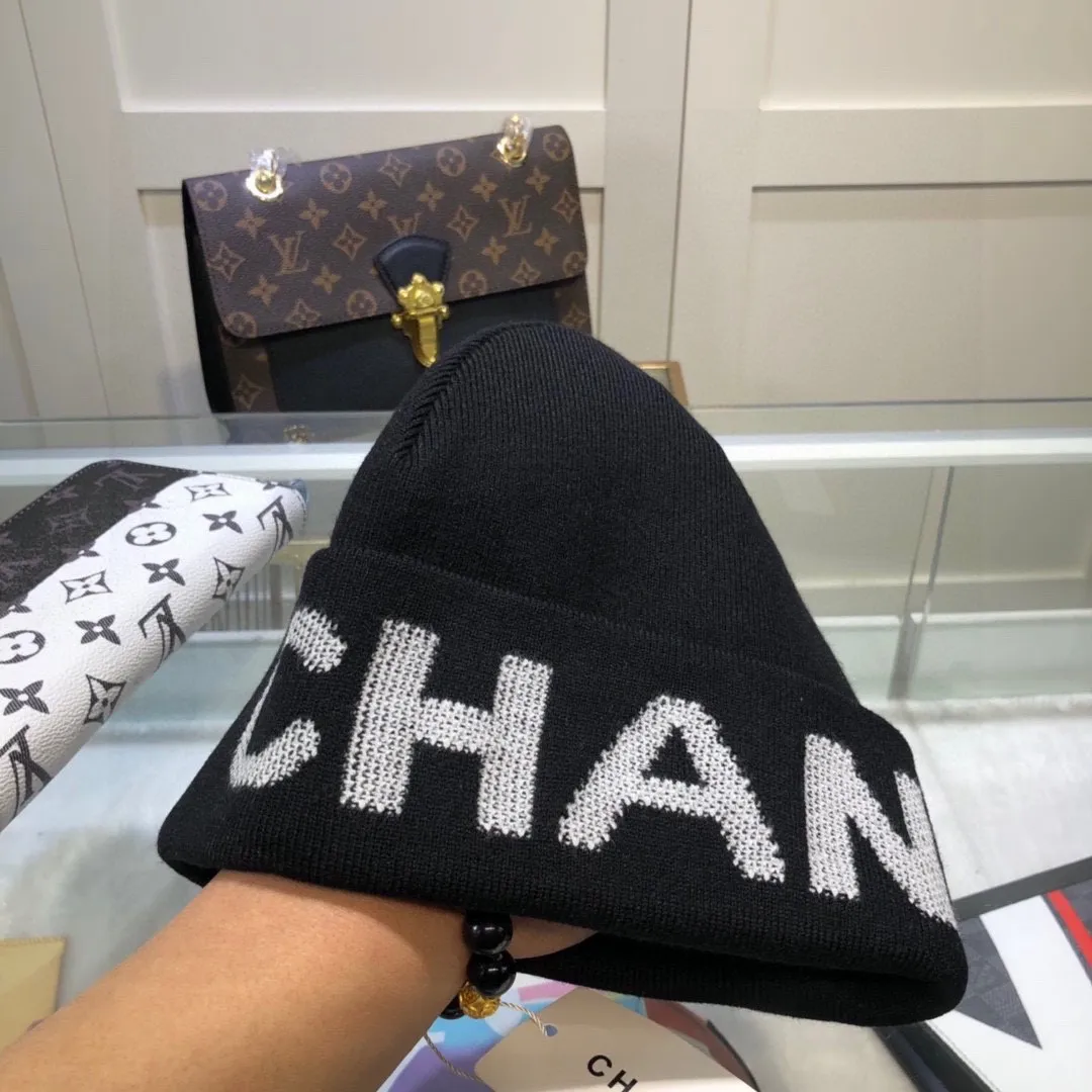 P50 Chanel CHANEL is sure to be of genuine quality. The only matching details on the market are double-layered cashmere wool knitted hats. Xiaohongshu recommends that the official website purchase price is 4980 per hat. The quality is outstanding. The matching of the big logo in autumn and winter is really perfect, and the design style is even more elegant! Order quickly