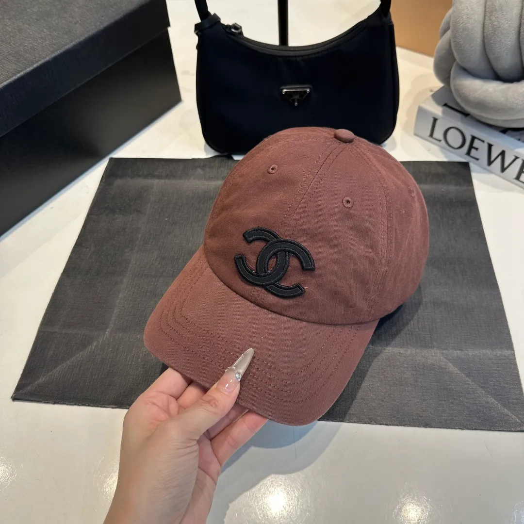 P60 Chanel Chanel 25 spring and summer new hole baseball cap, personalized broken corner brim design is full of sense
