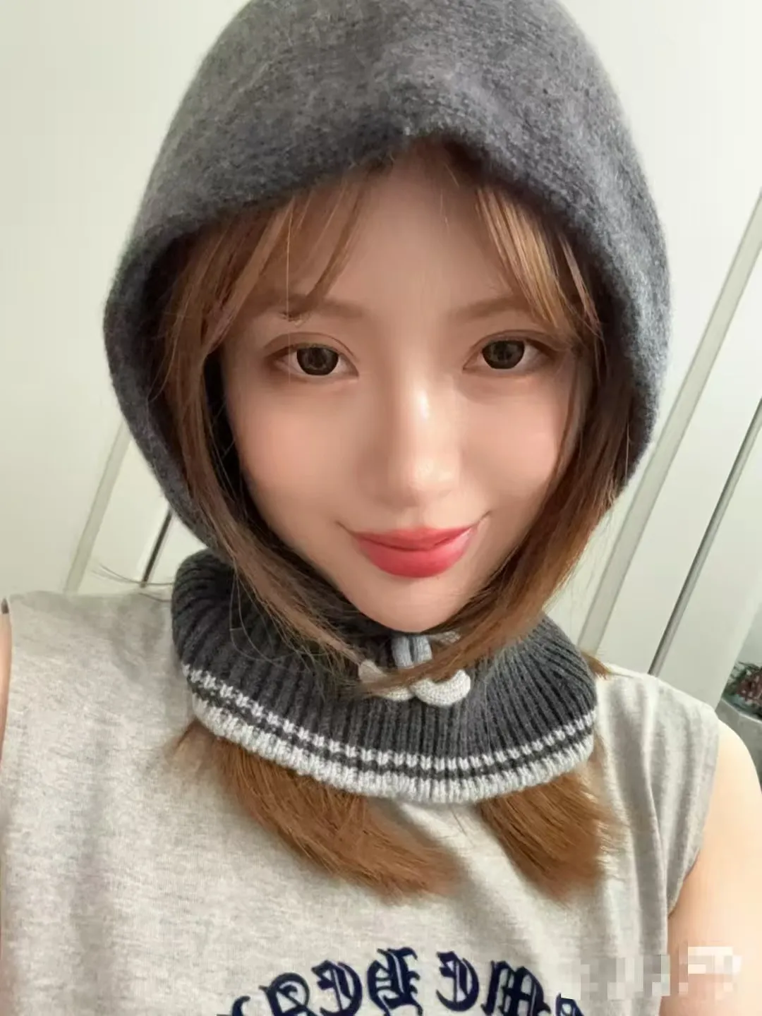 P66 Chanel Sisters, do you all have the Chanel 25b balaclava? 🤭, I checked the outfits of the little sisters in Xiaohongshu and really like them. It looks great when stacked with a peaked hat, or it is also good to use as a scarf. I love it 😍