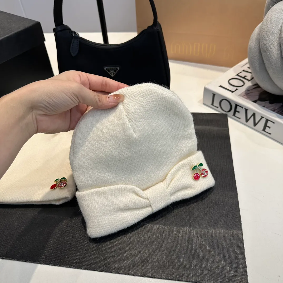 P140 Chanel Chanel children's knitted beanie cherry three-piece set, scarf, hat, gloves, super warm