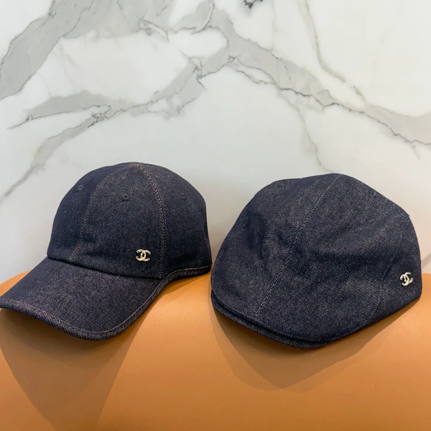P76 The new Chanel high-version denim forward hat is made of high-quality denim fabric, which is tough and textured and comfortable to wear. And paired with the brand's iconic double C logo, it highlights the unique fashion taste and brand charm. Suitable for a variety of occasions, whether worn with casual wear or sportswear, it can easily enhance the fashion sense of the overall look. It is a trendy item that fashion lovers cannot miss.