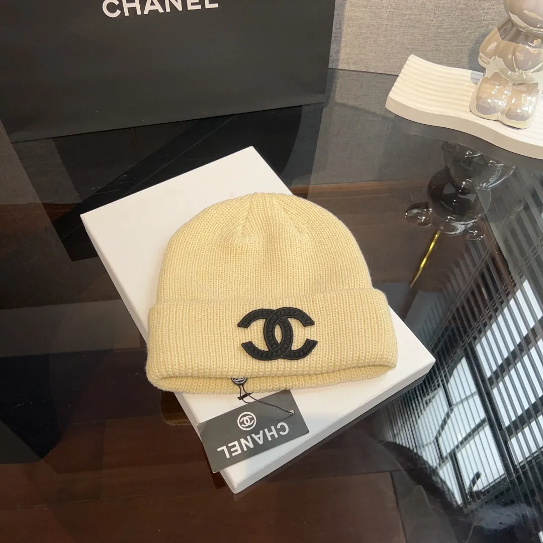P50 Chanel* Autumn and Winter Knitted Beanie Hat I fell in love with you at first sight ~ It is very comfortable to wear, not tied, the shape is great, versatile and beautiful 🥰 It is easy to wear for both boys and girls ~ very friendly to big heads