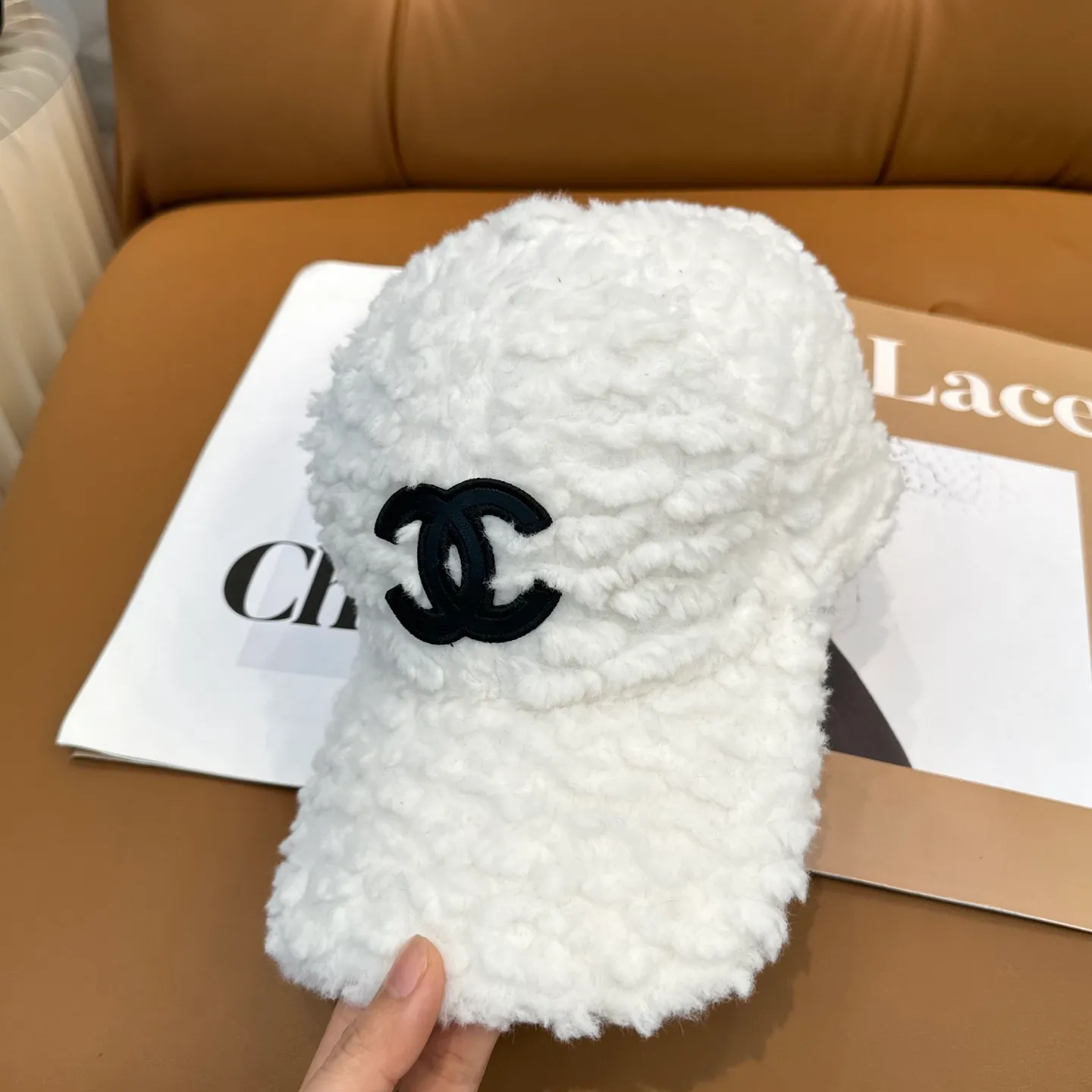 P60 Chanel Chanel new autumn and winter lamb wool baseball cap Chanel's simplest style, small face-shape hat
