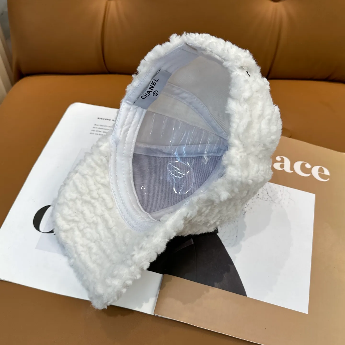 P60 Chanel Chanel new autumn and winter lamb wool baseball cap Chanel's simplest style, small face-shape hat