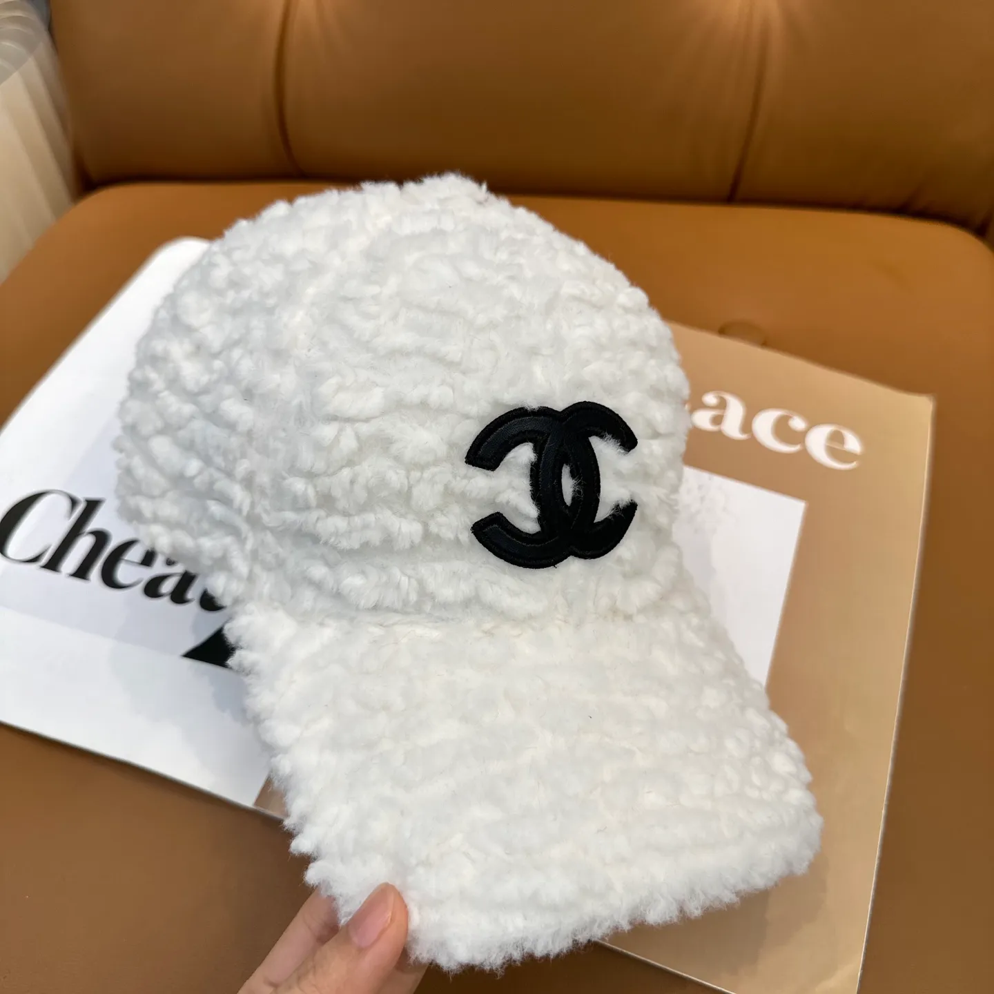 P60 Chanel Chanel new autumn and winter lamb wool baseball cap Chanel's simplest style, small face-shape hat