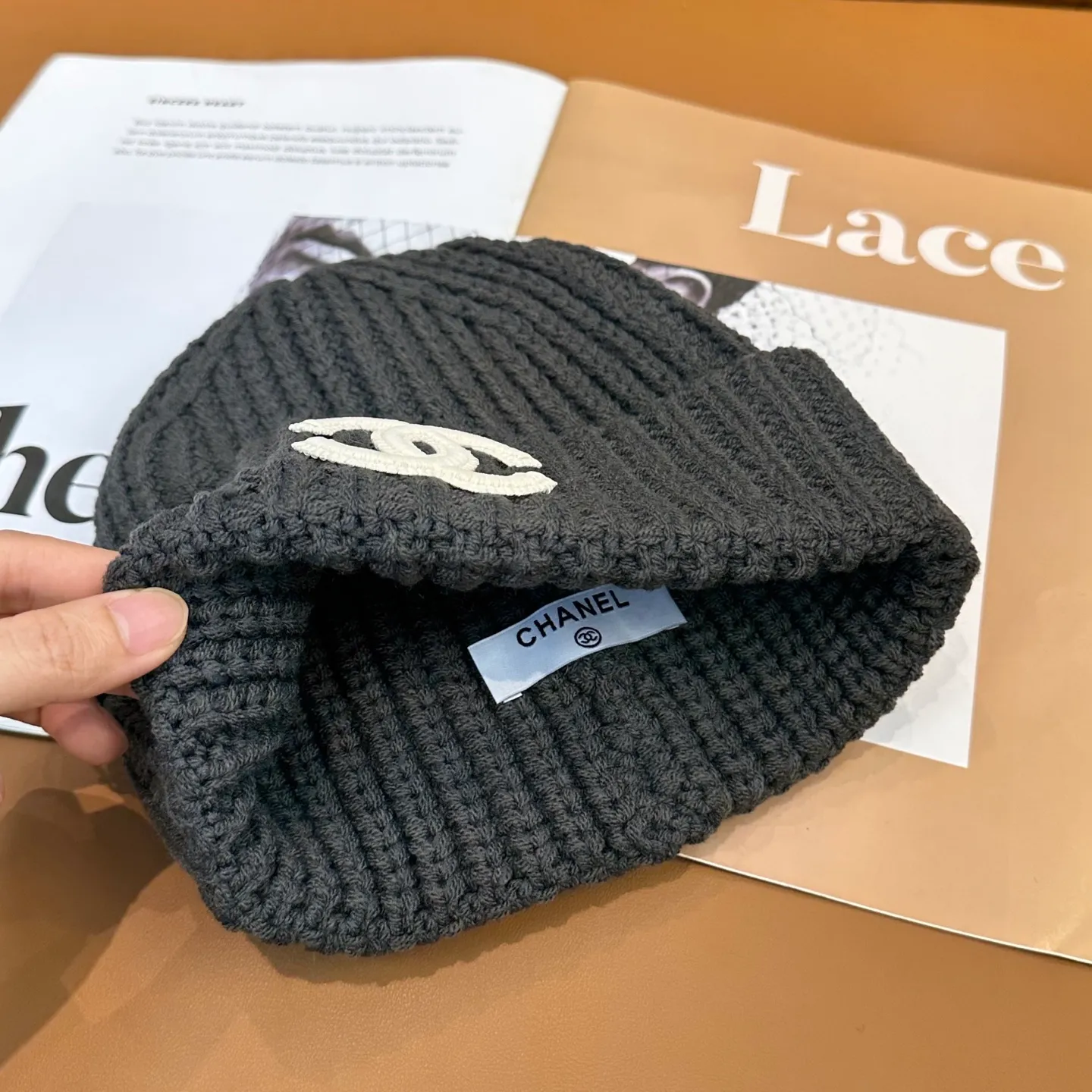P50 comes with dust bag 🌺 [CHANEL] New knitted hat, Xiaohongshu, recommended by major Internet celebrities! Thicker and warmer, fashionable and popular🌸First-class texture, the best brand for keeping warm in autumn and winter, order now, limited quantity available