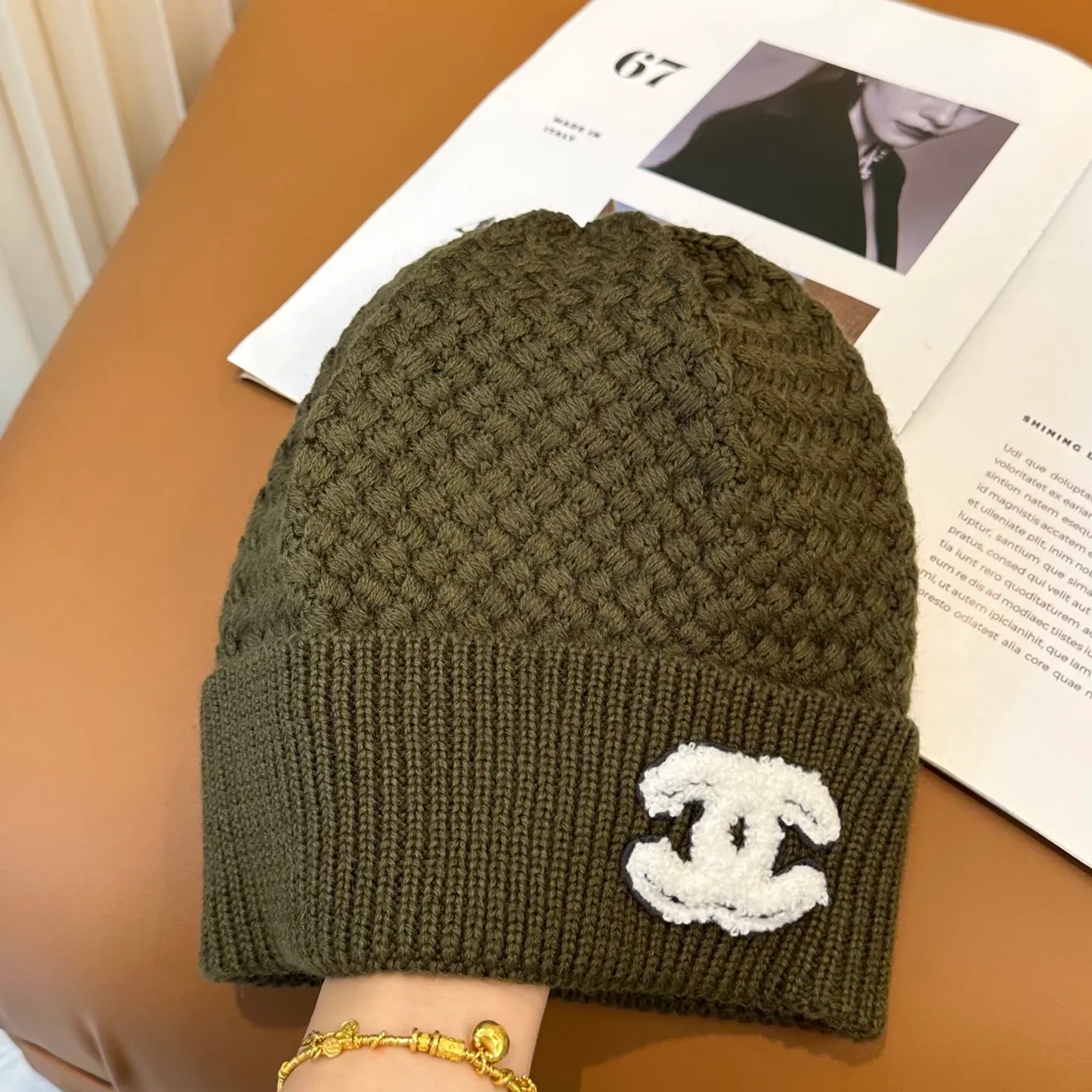 P70 Chanel official website quality Chanel autumn and winter fashion blogger recommended knitted hat, which hides a quiet sense of luxury. Every line is neat and generous, simple but not simple, generous and stylish. Every detail shows high-end taste, and the sense of fashion becomes more and more intriguing in the restraint.