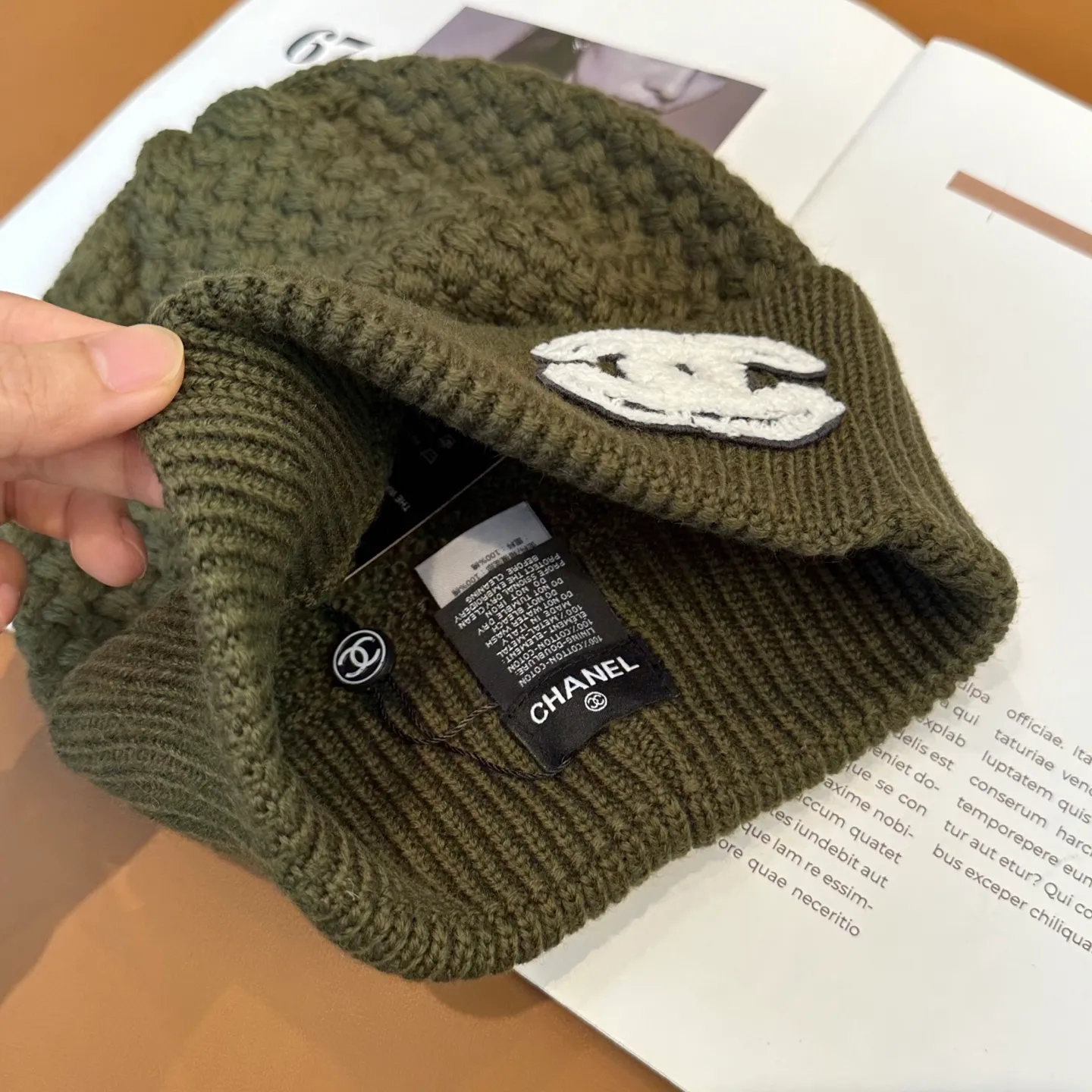 P70 Chanel official website quality Chanel autumn and winter fashion blogger recommended knitted hat, which hides a quiet sense of luxury. Every line is neat and generous, simple but not simple, generous and stylish. Every detail shows high-end taste, and the sense of fashion becomes more and more intriguing in the restraint.