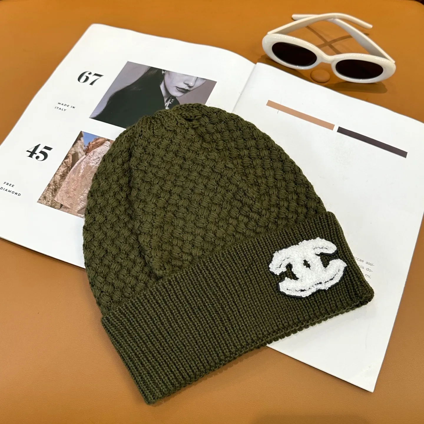 P70 Chanel official website quality Chanel autumn and winter fashion blogger recommended knitted hat, which hides a quiet sense of luxury. Every line is neat and generous, simple but not simple, generous and stylish. Every detail shows high-end taste, and the sense of fashion becomes more and more intriguing in the restraint.