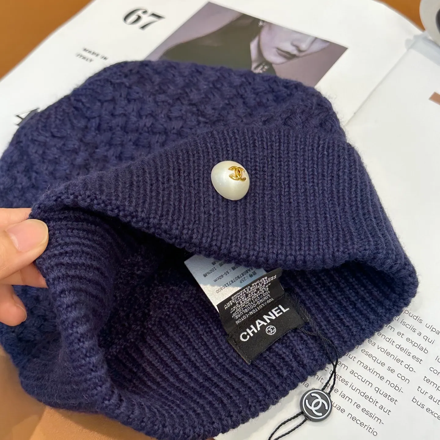 P70 Chanel official website quality Chanel autumn and winter fashion blogger recommended knitted hat, which hides a quiet sense of luxury. Every line is neat and generous, simple but not simple, generous and stylish. Every detail shows high-end taste, and the sense of fashion becomes more and more intriguing in the restraint.