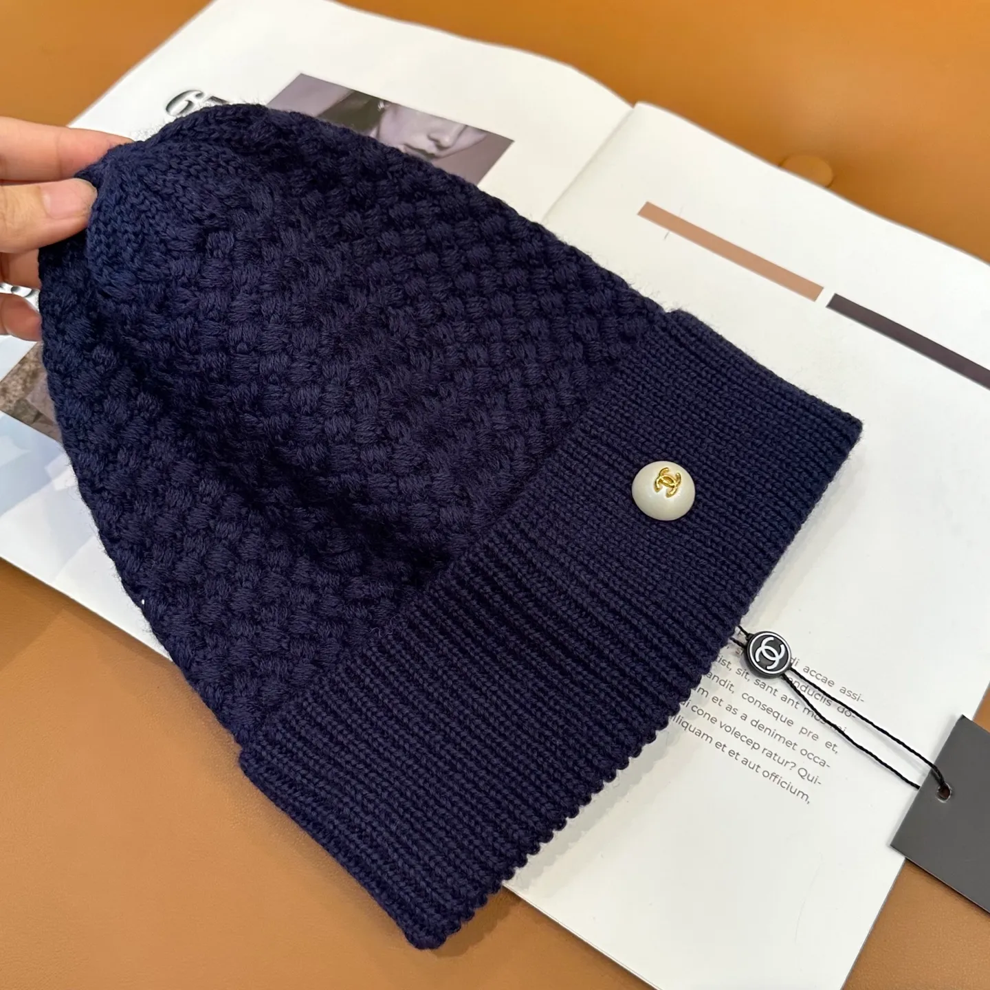 P70 Chanel official website quality Chanel autumn and winter fashion blogger recommended knitted hat, which hides a quiet sense of luxury. Every line is neat and generous, simple but not simple, generous and stylish. Every detail shows high-end taste, and the sense of fashion becomes more and more intriguing in the restraint.