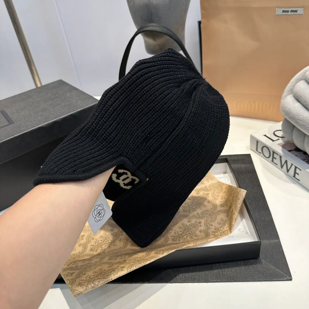 P60 Chane*🆕Chanel 24N new ski series wool hat, the popular Lei Feng hat on the Internet, black and white, versatile and cool, can be worn by men and women as a couple, warm and good-looking, a must-have
