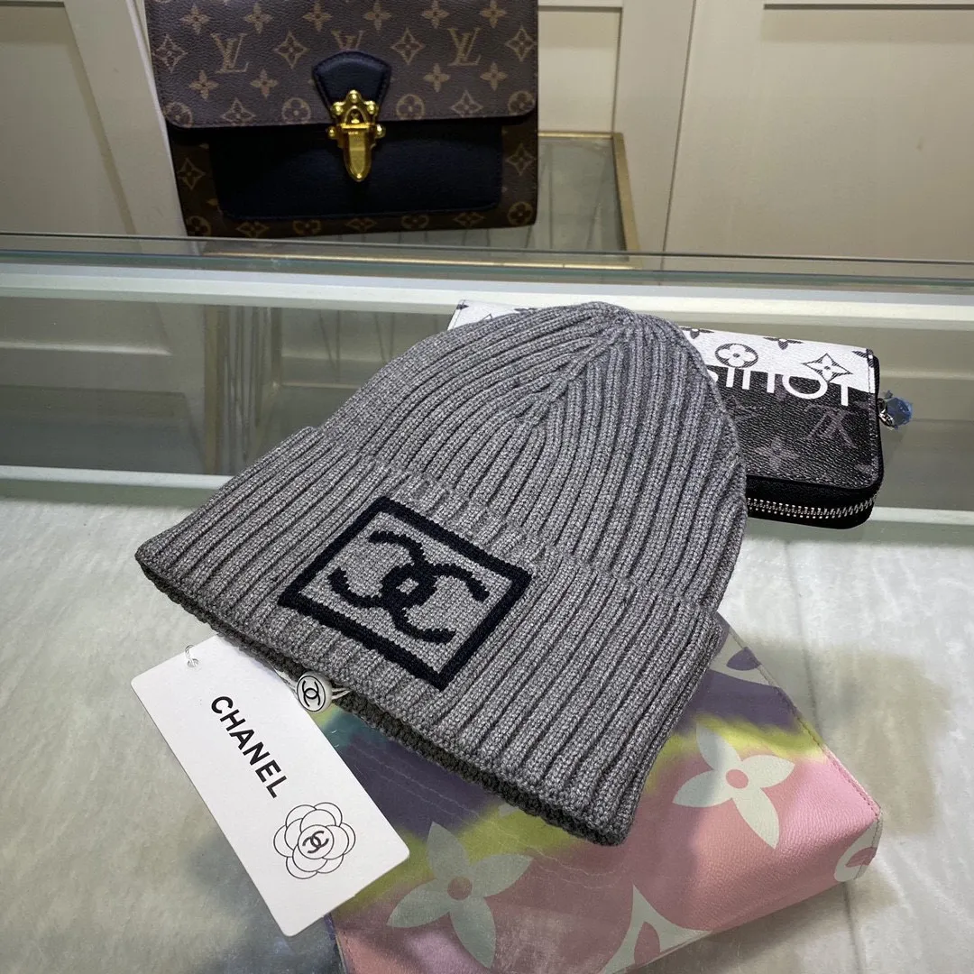 P44 comes with dust bag. CHANEL🎩cashmere wool quality knitted hat, fashionable, good quality, high-end, super soft! Super hot💖The texture is great and it’s great to match when out on the street! Fashion trends! A must-have item for autumn and winter, get it now!