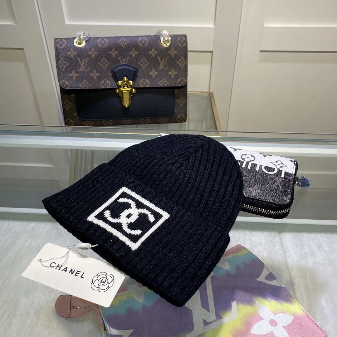 P44 comes with dust bag. CHANEL🎩cashmere wool quality knitted hat, fashionable, good quality, high-end, super soft! Super hot💖The texture is great and it’s great to match when out on the street! Fashion trends! A must-have item for autumn and winter, get it now!