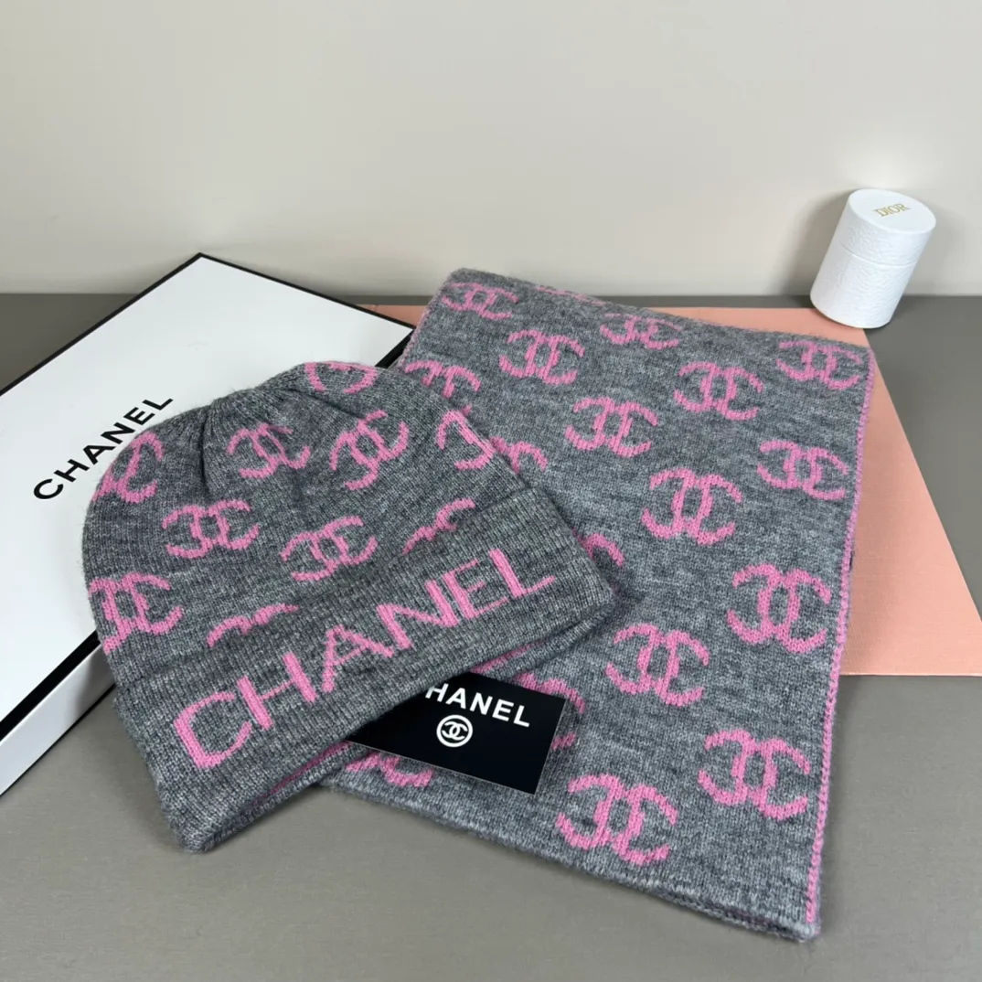 P150 CHANEL Xiaohongshu popular style, official website new classic suit hat! Hat ➕Scarf! It feels great in hand! It’s warm and super comfortable. This winter, all you need is a hat set like this. It’s warm and fashionable! Welcome to choose!!
