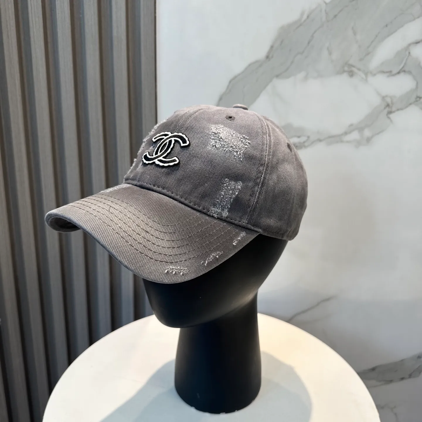 P60 Chanel's new simple baseball cap in dopamine color, a hot color at the moment - full of street style! Trendy and versatile, Xiaohongshu grows grass, poison, get your boyfriend, and cool together