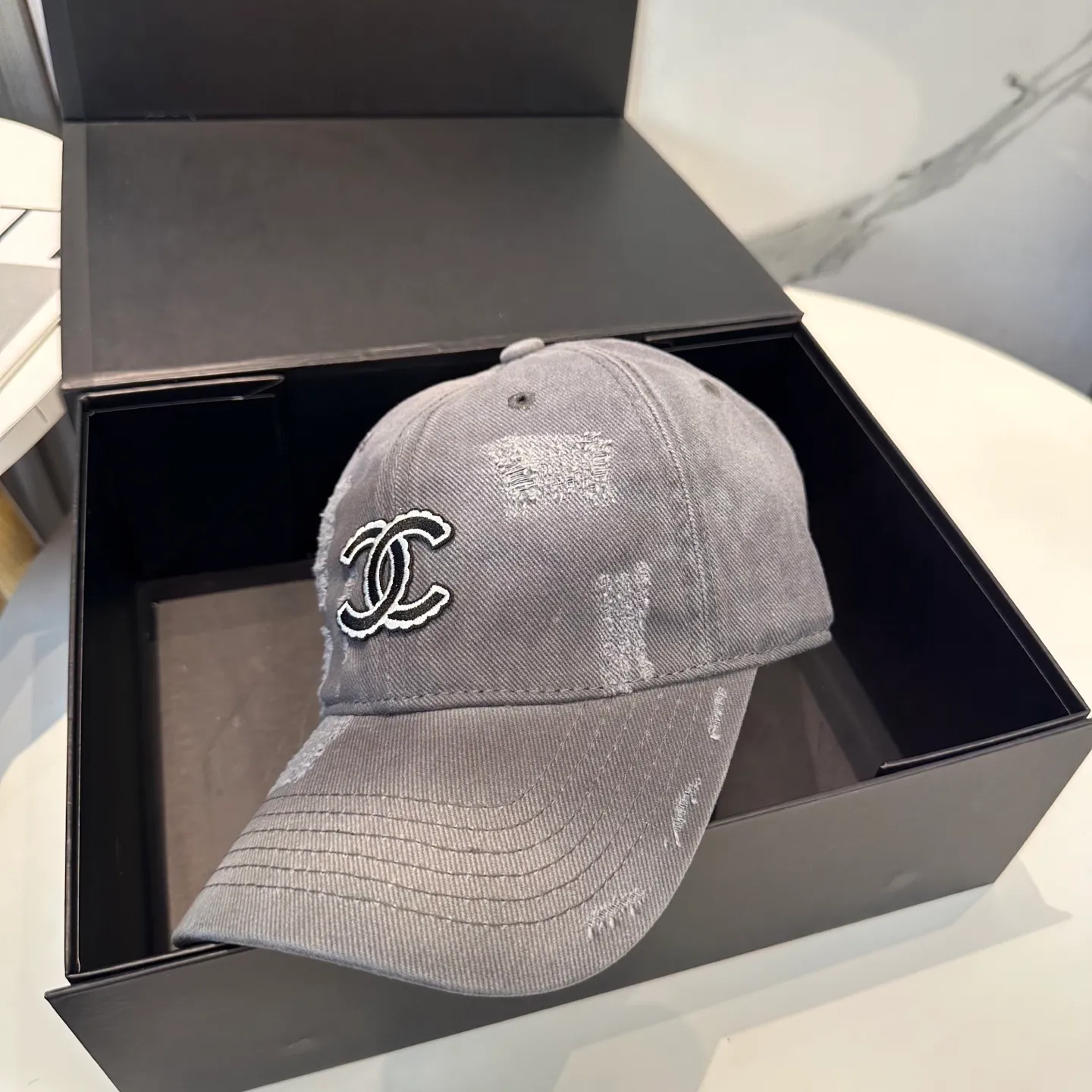 P60 Chanel's new simple baseball cap in dopamine color, a hot color at the moment - full of street style! Trendy and versatile, Xiaohongshu grows grass, poison, get your boyfriend, and cool together