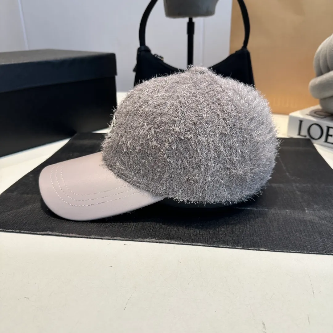 P60 CHANEL Chanel's new autumn and winter small fragrance style baseball cap🧢, the big brand model is super easy to match, one that you can wear with your eyes closed
