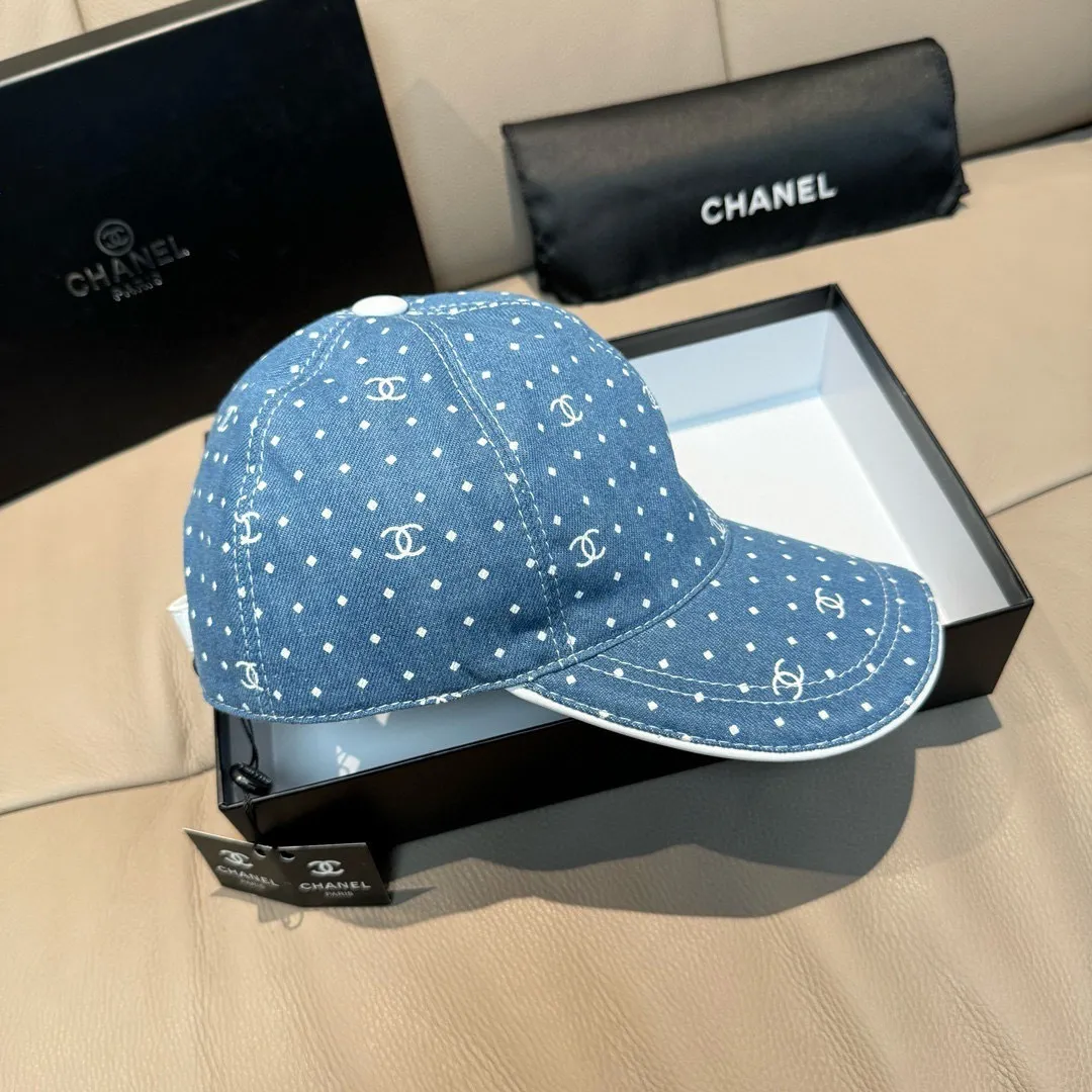 p90, Chanel (Chanel) new original baseball cap, denim small double C, 1:1 mold opening and customization at the counter, original denim fabric + first-layer cowhide, light and breathable! The quality is great, the basic head circumference is 56cm, and the patch is adjustable.