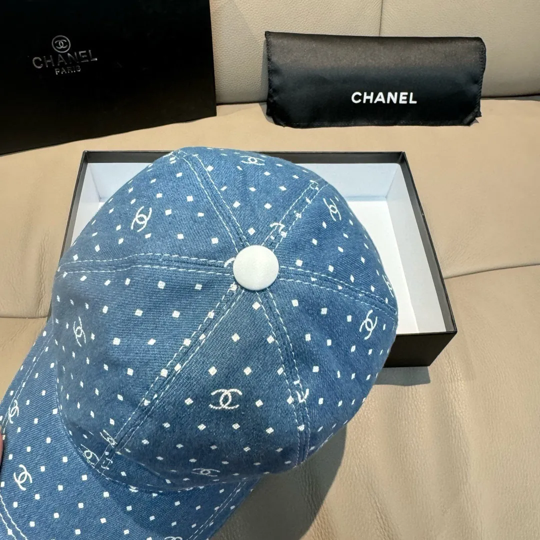 p90, Chanel (Chanel) new original baseball cap, denim small double C, 1:1 mold opening and customization at the counter, original denim fabric + first-layer cowhide, light and breathable! The quality is great, the basic head circumference is 56cm, and the patch is adjustable.