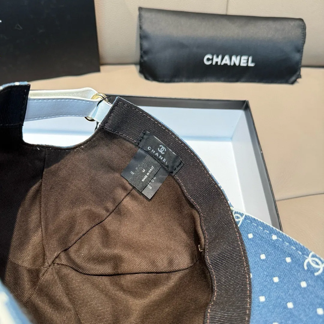 p90, Chanel (Chanel) new original baseball cap, denim small double C, 1:1 mold opening and customization at the counter, original denim fabric + first-layer cowhide, light and breathable! The quality is great, the basic head circumference is 56cm, and the patch is adjustable.