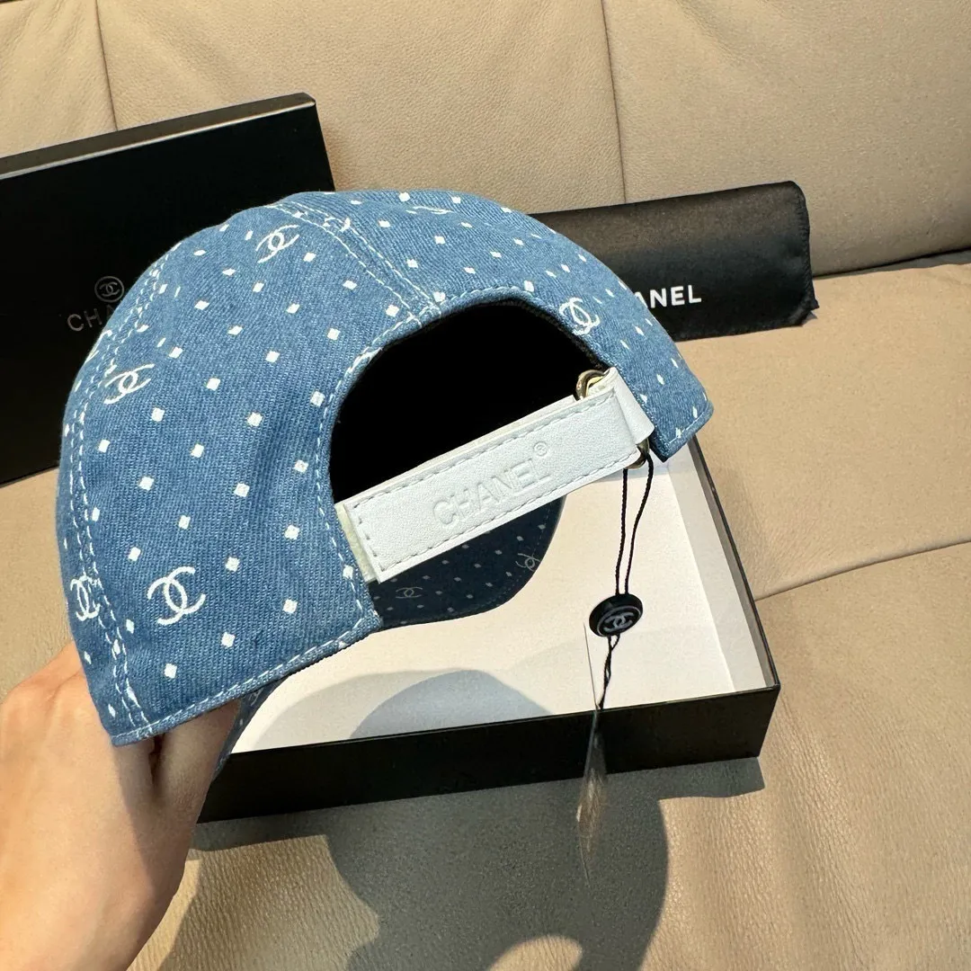 p90, Chanel (Chanel) new original baseball cap, denim small double C, 1:1 mold opening and customization at the counter, original denim fabric + first-layer cowhide, light and breathable! The quality is great, the basic head circumference is 56cm, and the patch is adjustable.