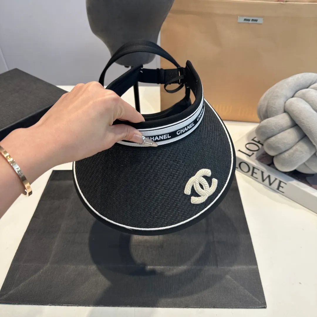 P46 Chanel's new empty top hat, sweet style 💙Because the hat is hollow, it won't feel stuffy in summer and it doesn't pick up your hairstyle and face shape! The sun protection effect is no less than that of a professional sun protection cloth hat. Just buy the modern style.