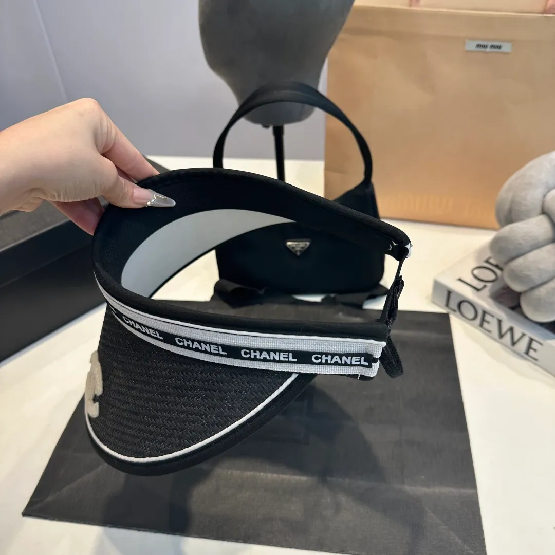 P46 Chanel's new empty top hat, sweet style 💙Because the hat is hollow, it won't feel stuffy in summer and it doesn't pick up your hairstyle and face shape! The sun protection effect is no less than that of a professional sun protection cloth hat. Just buy the modern style.
