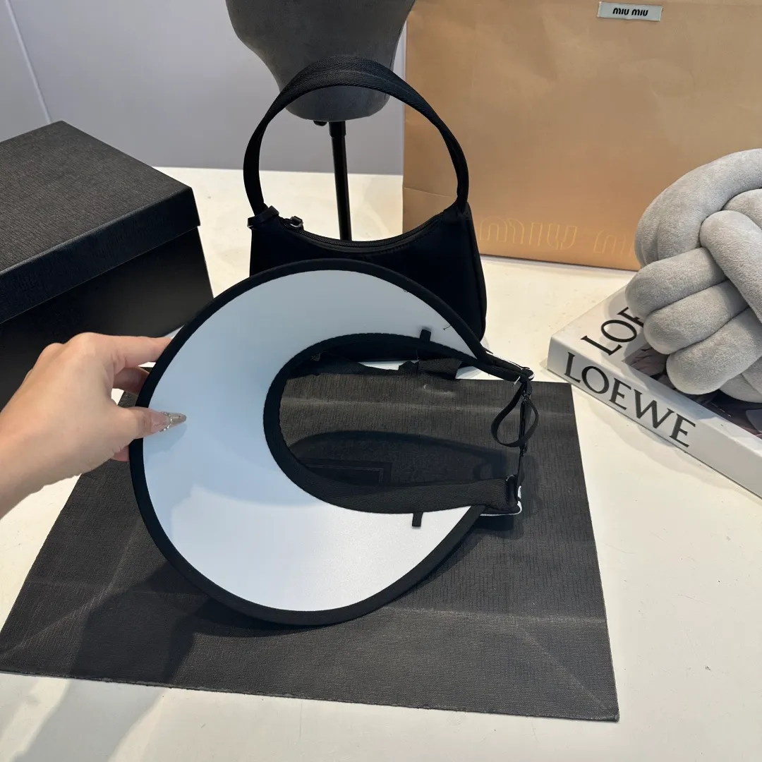 P46 Chanel's new empty top hat, sweet style 💙Because the hat is hollow, it won't feel stuffy in summer and it doesn't pick up your hairstyle and face shape! The sun protection effect is no less than that of a professional sun protection cloth hat. Just buy the modern style.